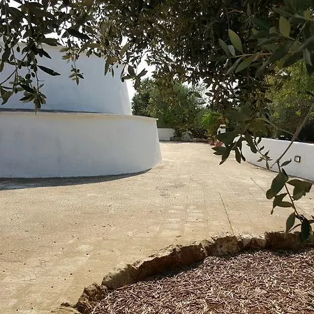 Trullo L'ulivo بيت للعطل
